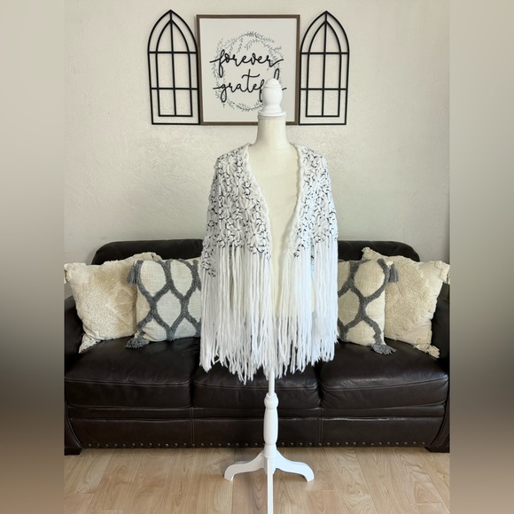 Beautiful Handmade White & Black Crochet Fringe Cover Shawl Floral One Size - Picture 1 of 10